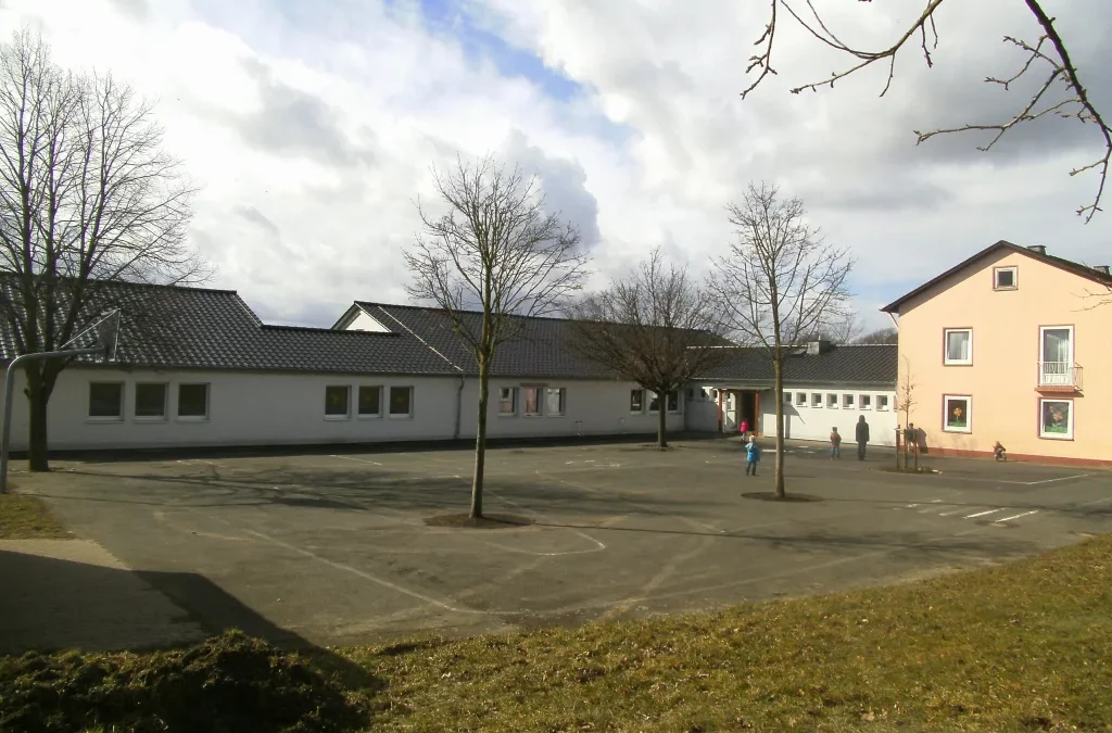 Vorübergehende Nutzung des Schulhofs als Parkfläche während der Ferienzeit