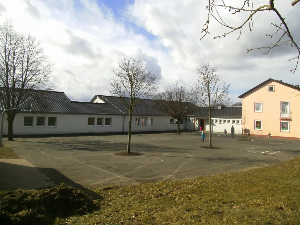Vorübergehende Nutzung des Schulhofs als Parkfläche während der Ferienzeit