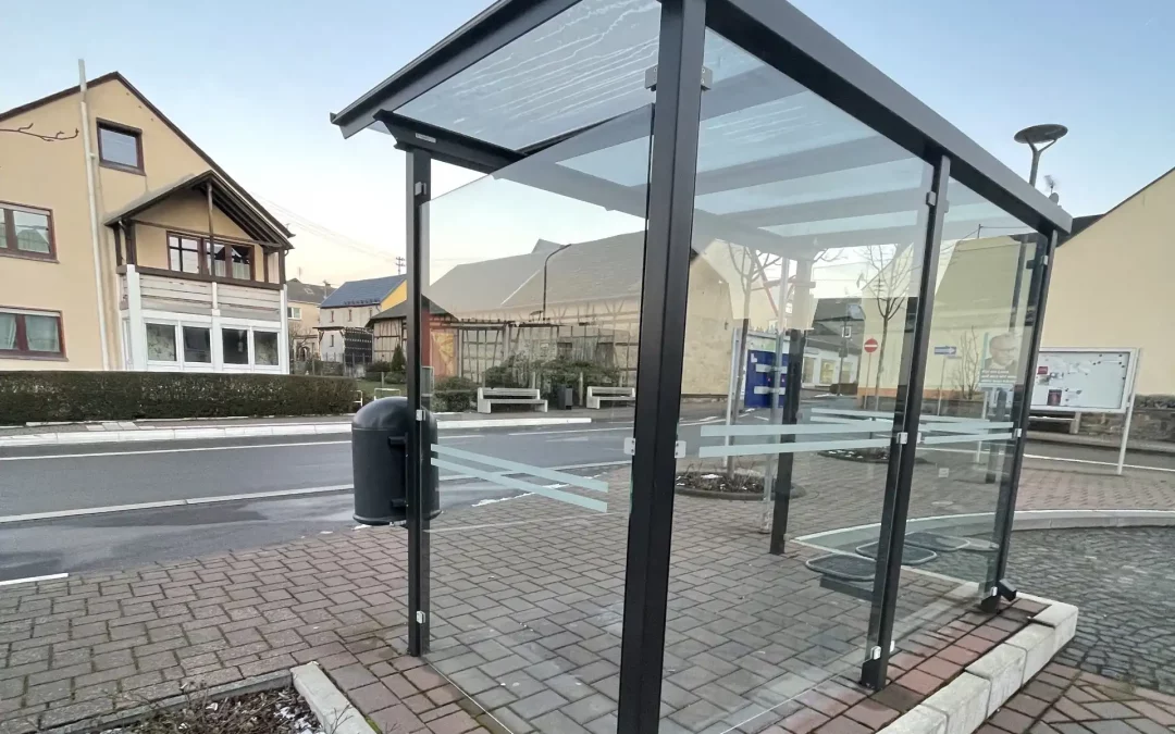 Scheibe an Bushaltestelle erfolgreich repariert