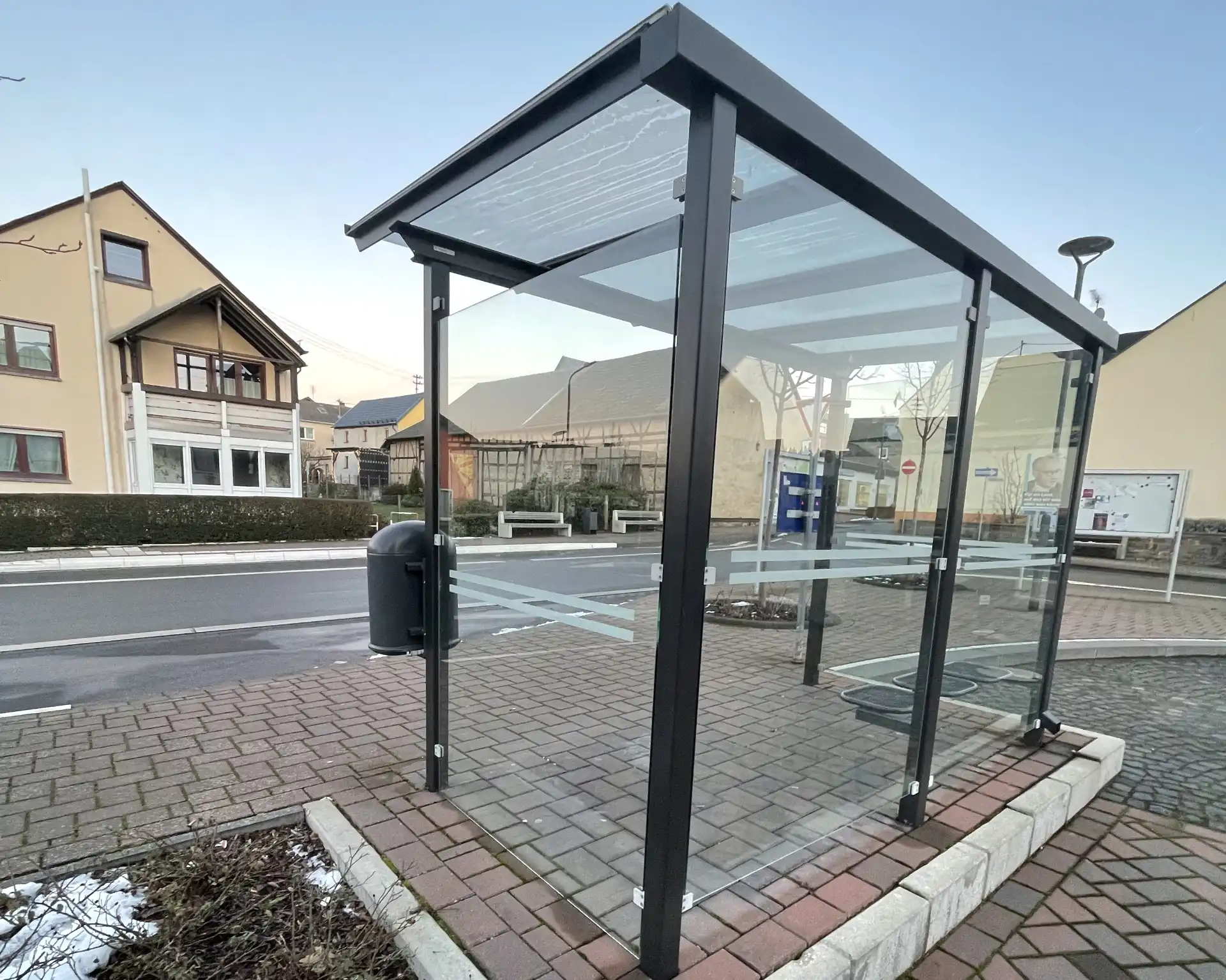 Scheibe an Bushaltestelle erfolgreich repariert