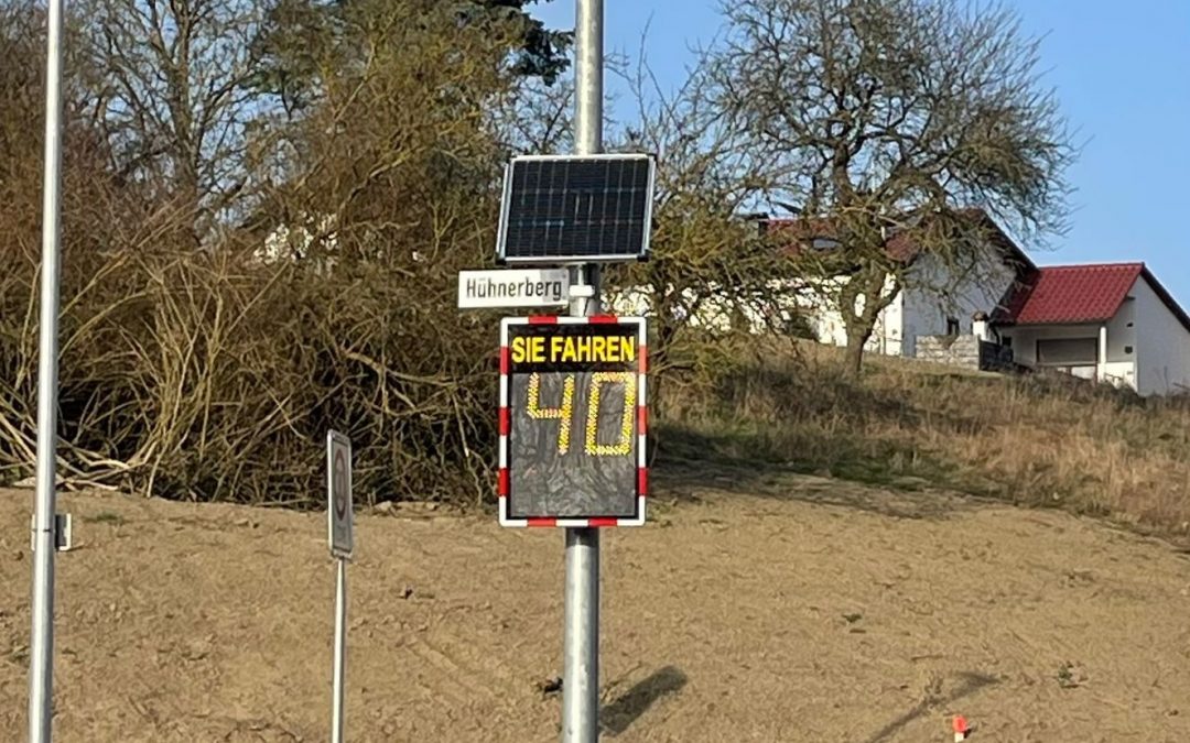 Neue Geschwindigkeitsmesstafel in der unteren Rhein-Taunusstraße installiert