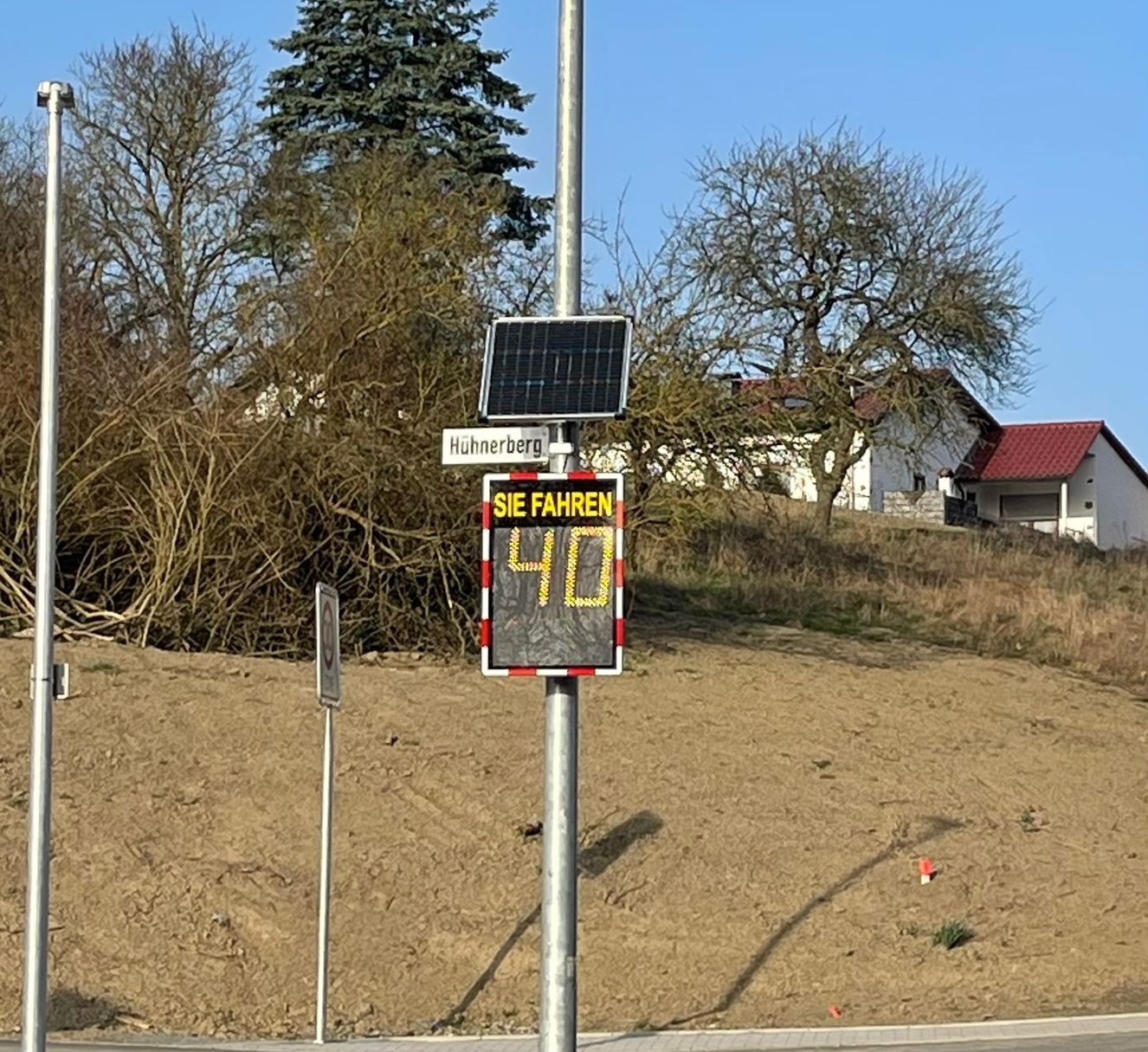 Neue Geschwindigkeitsmesstafel in der unteren Rhein-Taunusstraße installiert