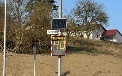 Neue Geschwindigkeitsmesstafel in der unteren Rhein-Taunusstraße installiert