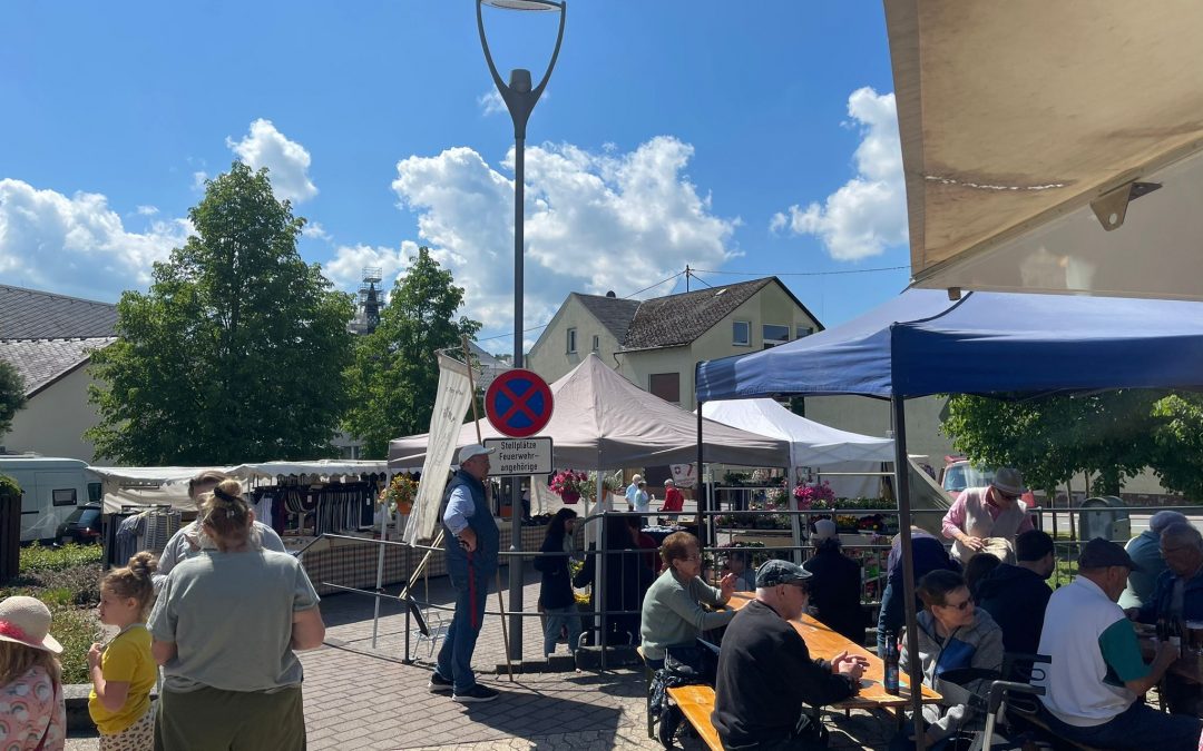 Sonniger Frühlingsmarkt lockt Besucher nach Dachsenhausen