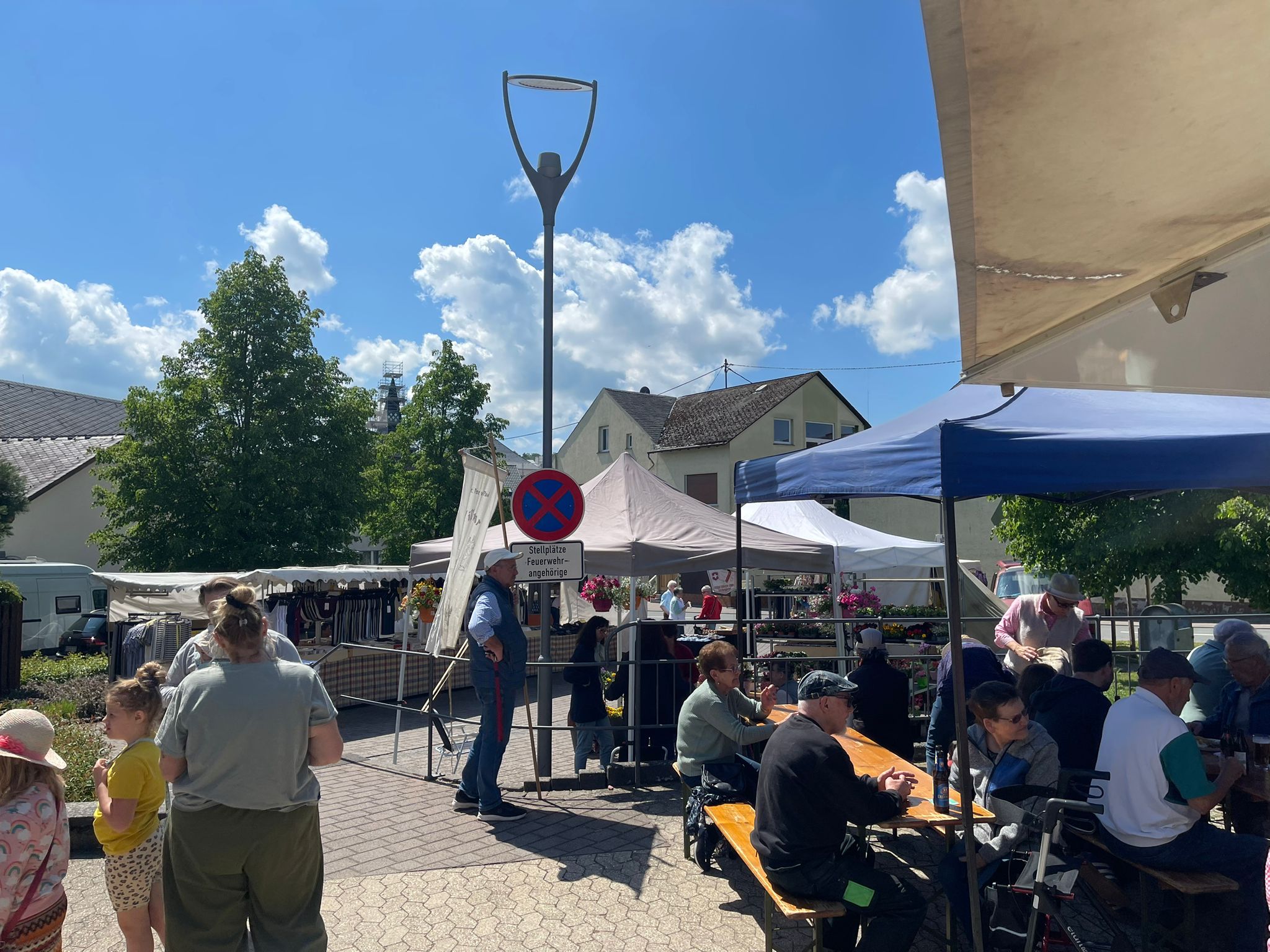 Sonniger Frühlingsmarkt lockt Besucher nach Dachsenhausen