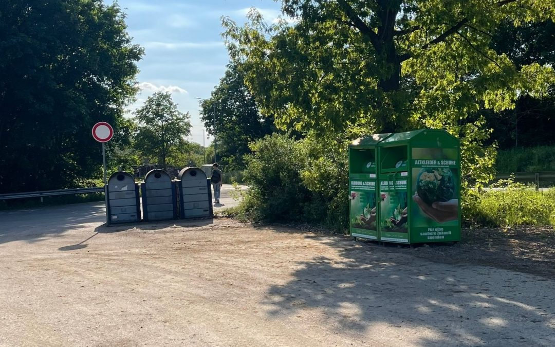 Neue Altkleidercontainer auf dem Dorfplatz