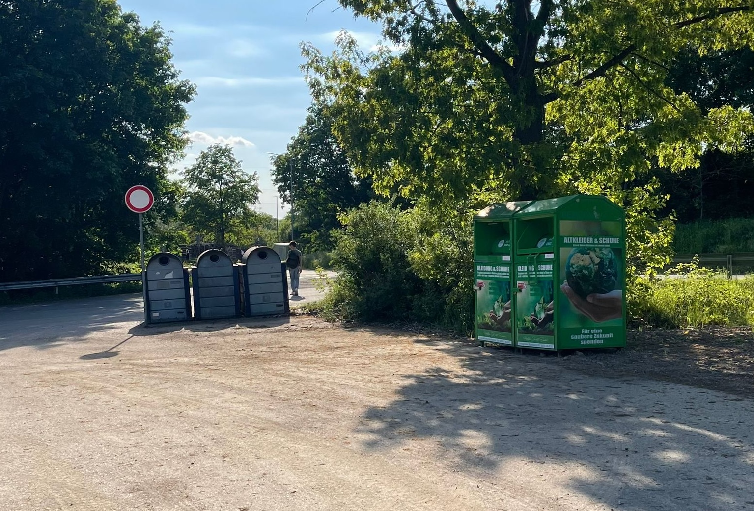 Neue Altkleidercontainer auf dem Dorfplatz
